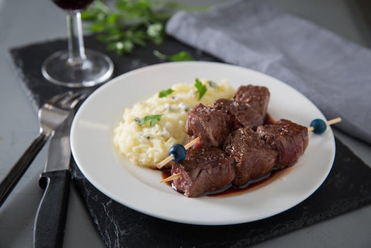 A table / Brochette des boeuf au vin par L'atelier des Chefs