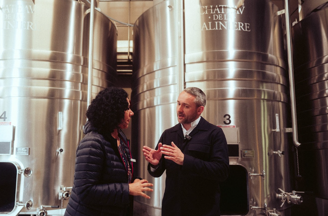 Antoine Pétrus discute avec une vigneronne dans un chai